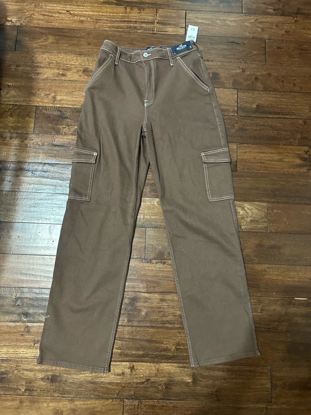 Hollister High-Rise Cargo Jeans in Brown